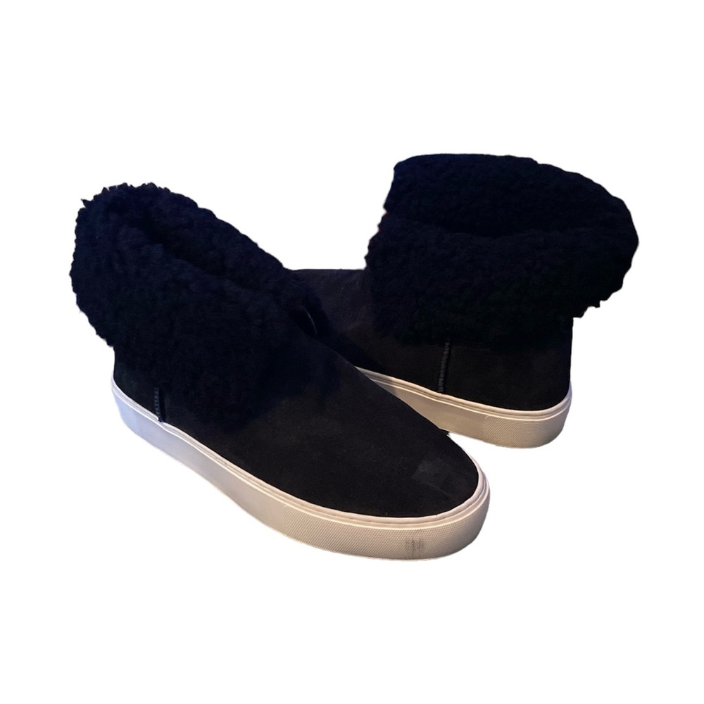 UGG Women’s Lynus Sneaker